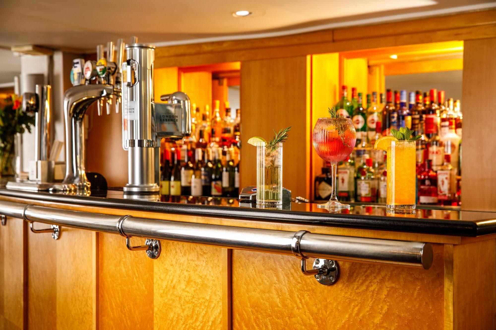 Hotel Sunday London Staines-Upon-Thames Heathrow T5 Esterno foto