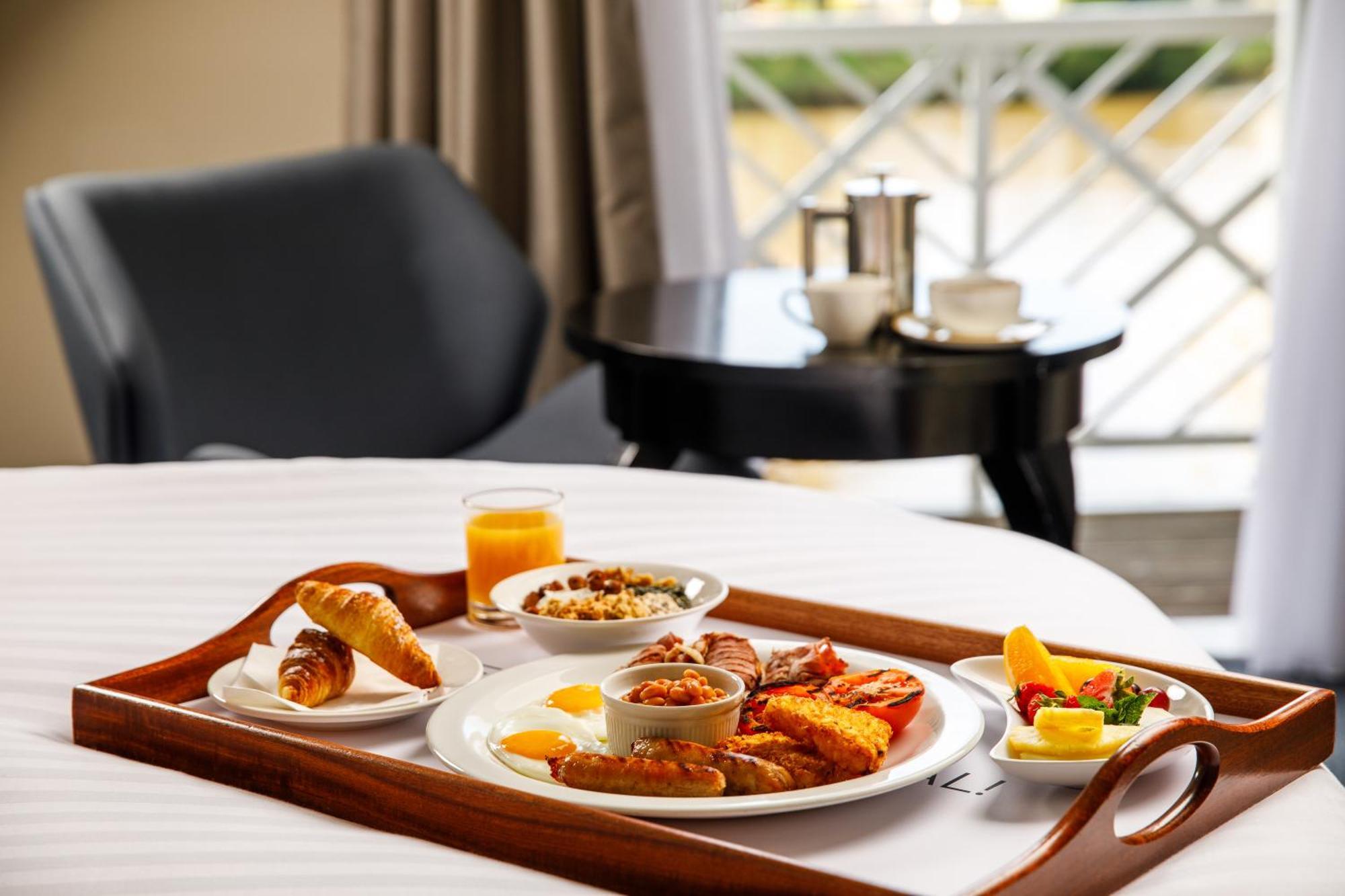 Hotel Sunday London Staines-Upon-Thames Heathrow T5 Esterno foto