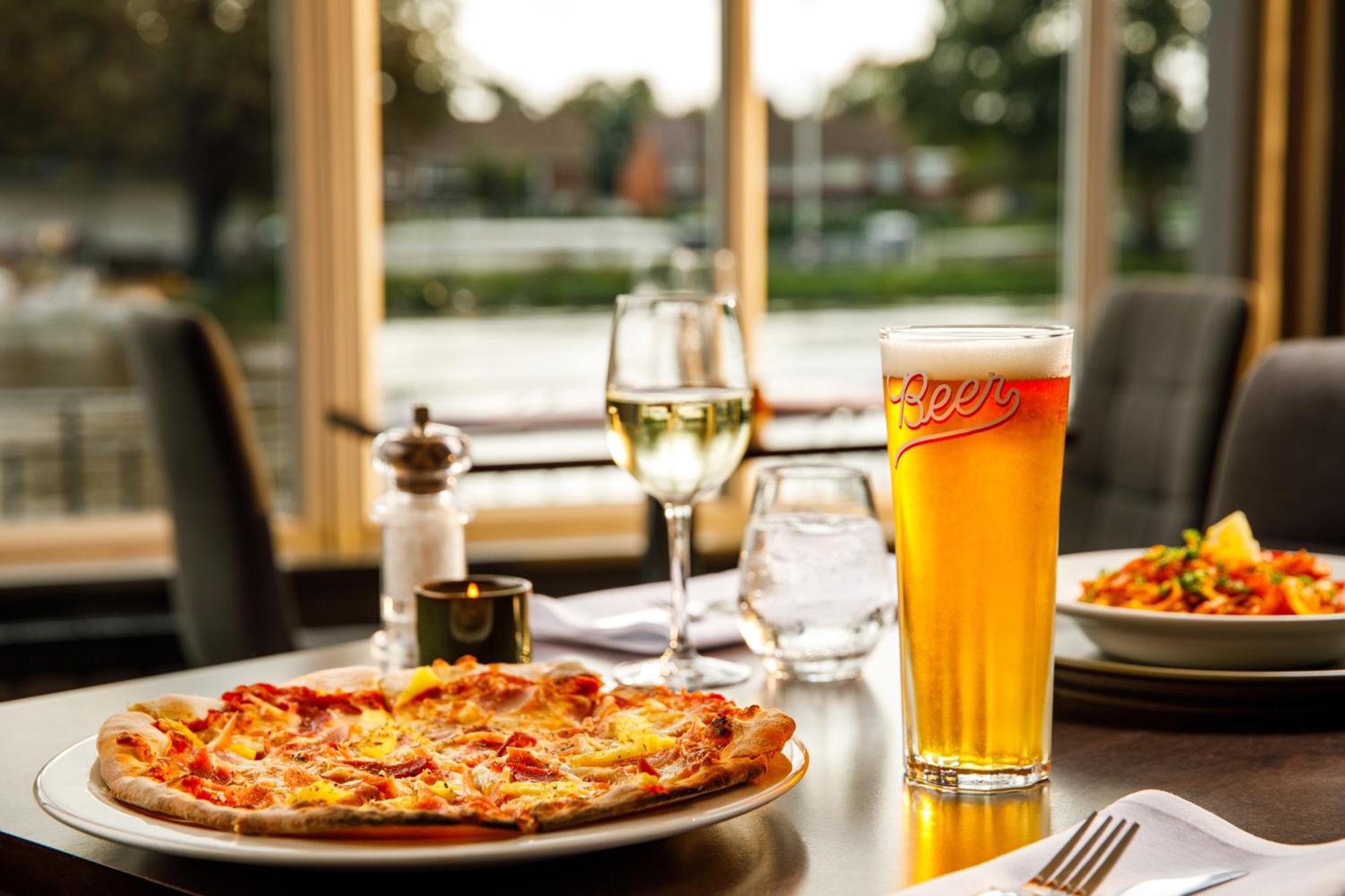 Hotel Sunday London Staines-Upon-Thames Heathrow T5 Esterno foto