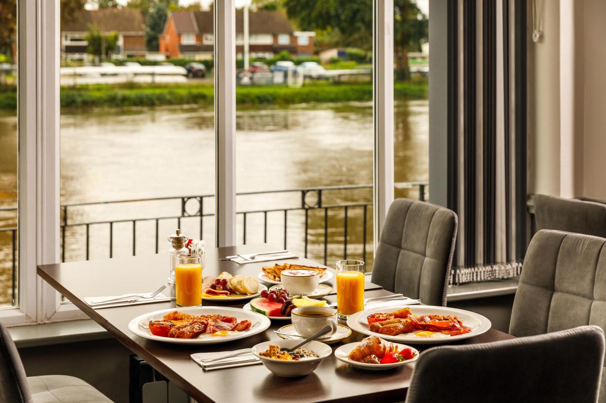 Hotel Sunday London Staines-Upon-Thames Heathrow T5 Esterno foto