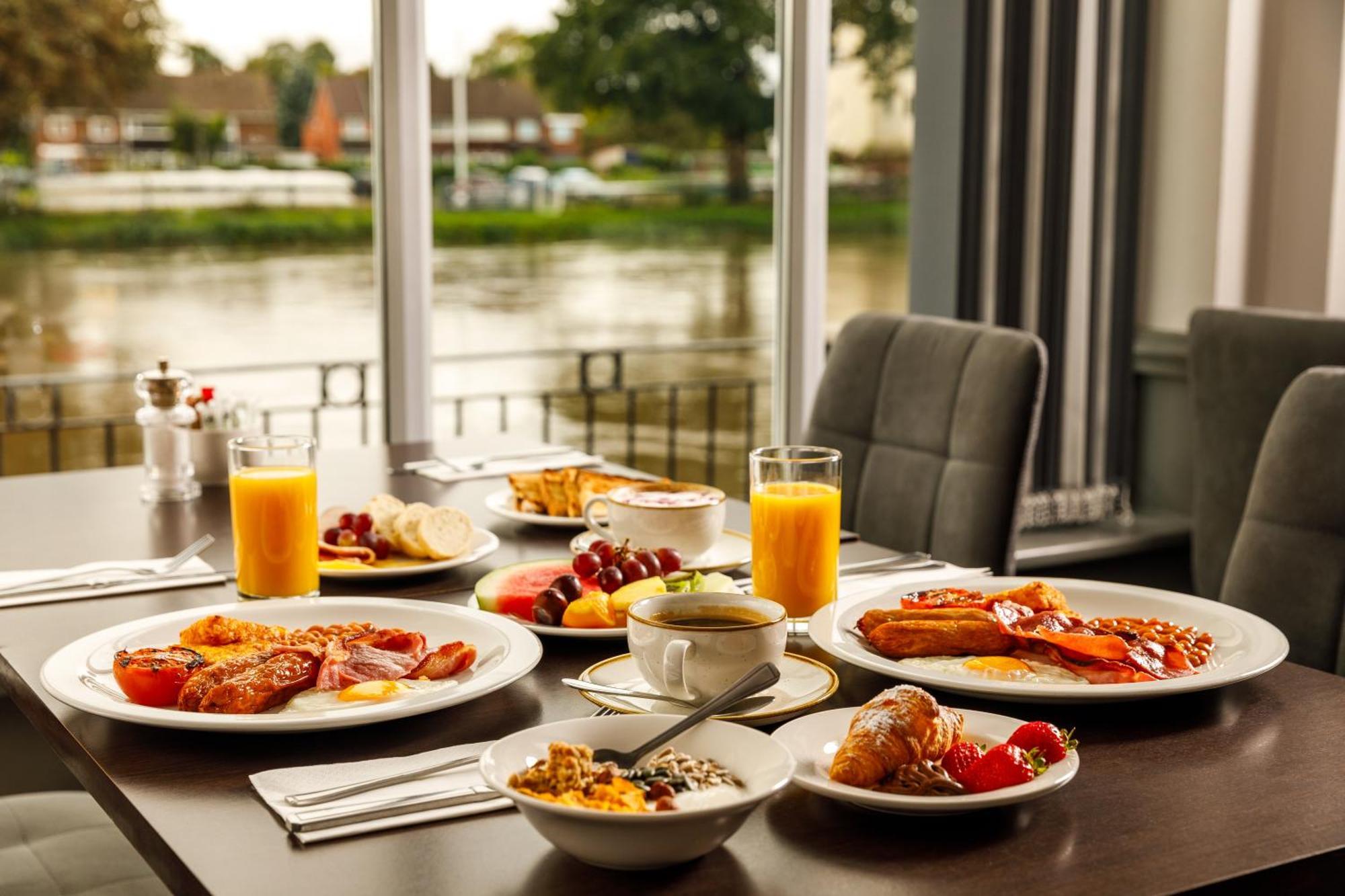 Hotel Sunday London Staines-Upon-Thames Heathrow T5 Esterno foto