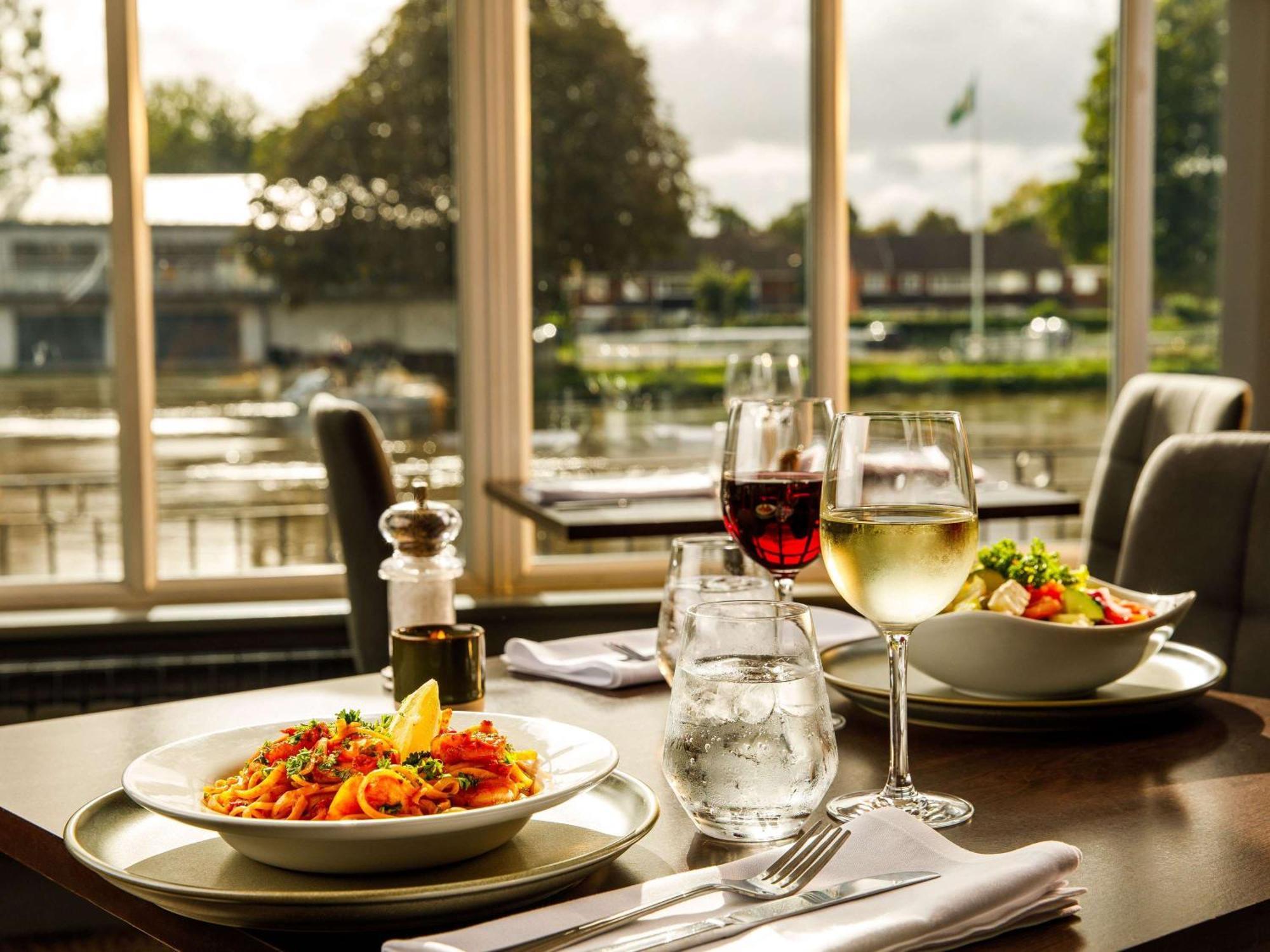 Hotel Sunday London Staines-Upon-Thames Heathrow T5 Esterno foto