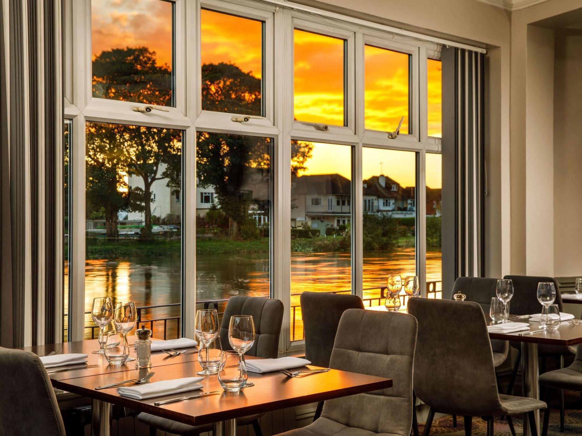 Hotel Sunday London Staines-Upon-Thames Heathrow T5 Esterno foto