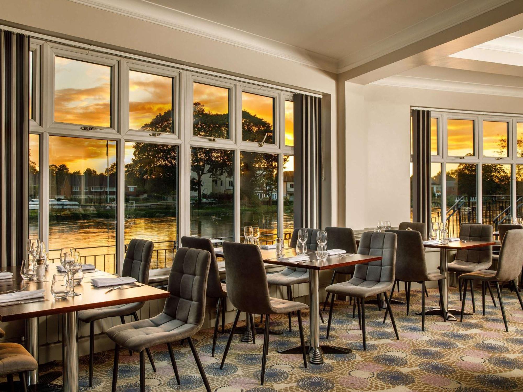 Hotel Sunday London Staines-Upon-Thames Heathrow T5 Esterno foto