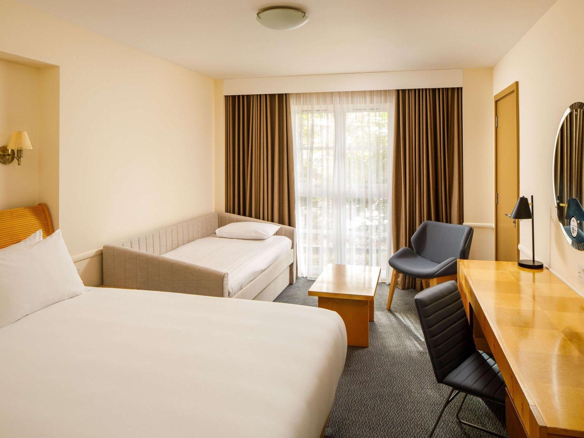 Hotel Sunday London Staines-Upon-Thames Heathrow T5 Esterno foto