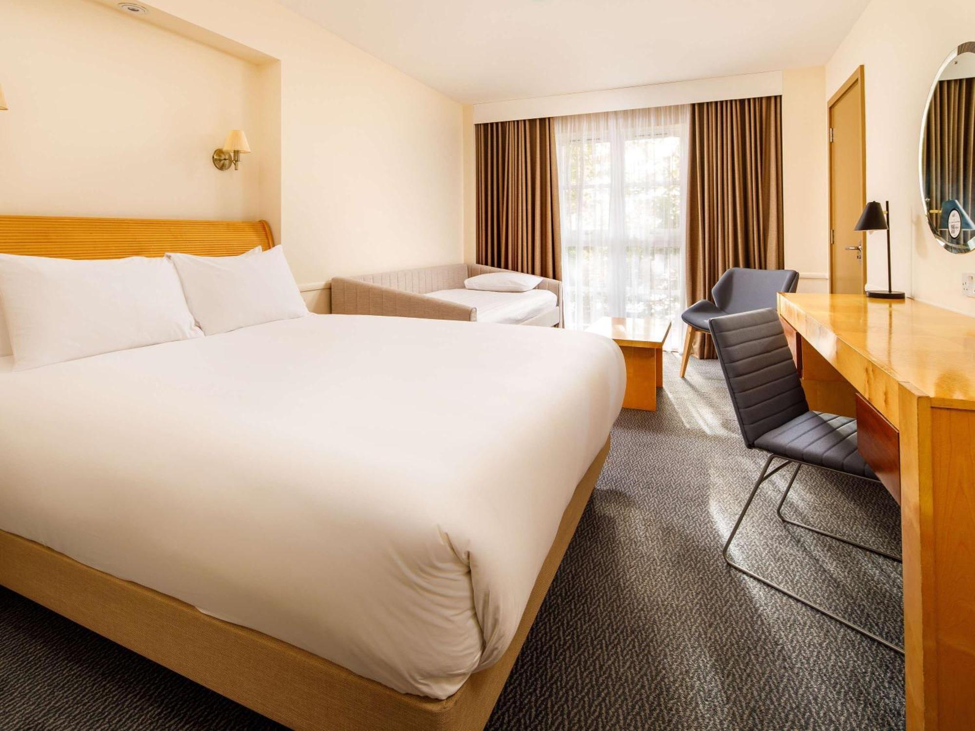 Hotel Sunday London Staines-Upon-Thames Heathrow T5 Esterno foto