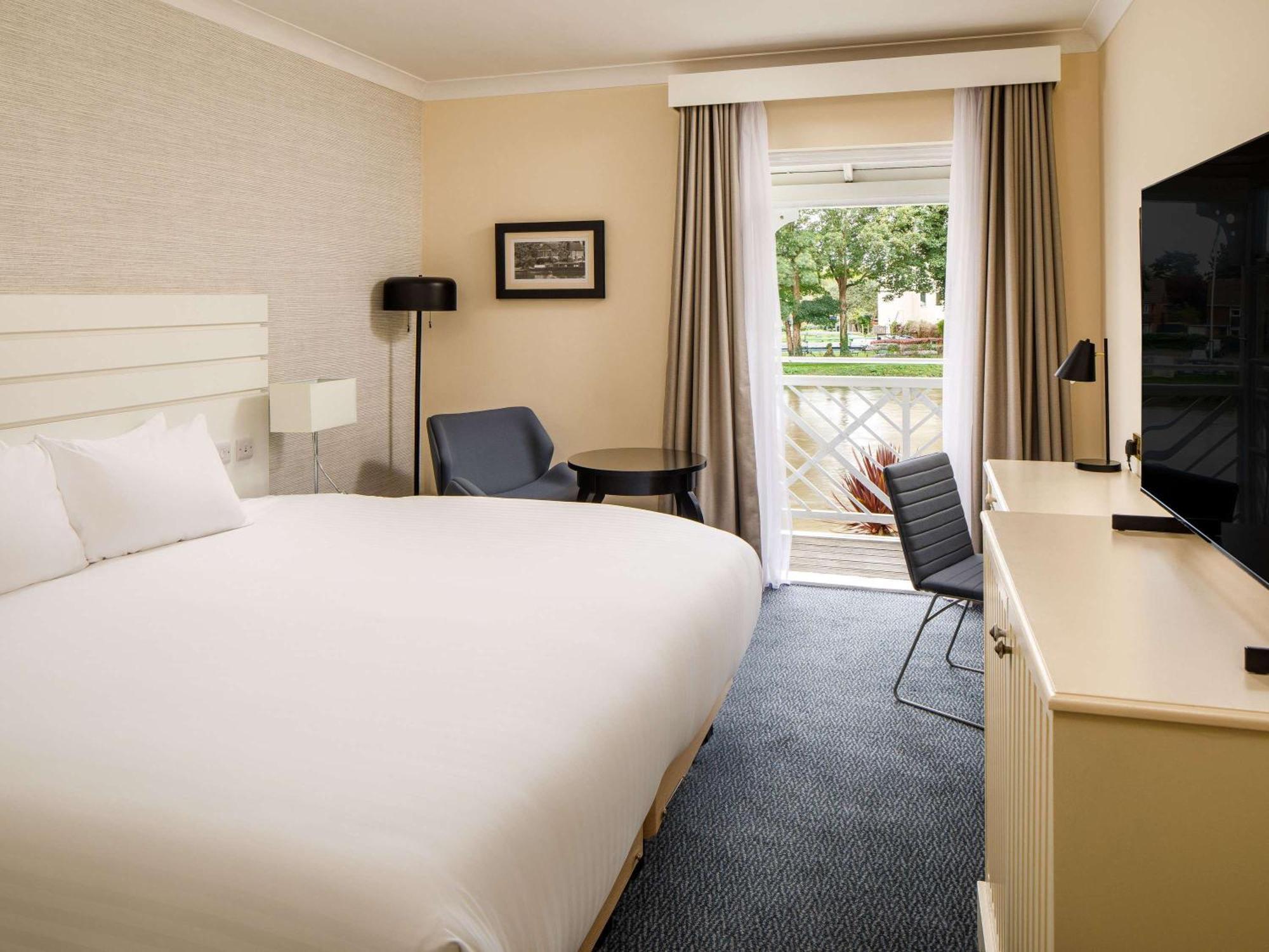 Hotel Sunday London Staines-Upon-Thames Heathrow T5 Esterno foto