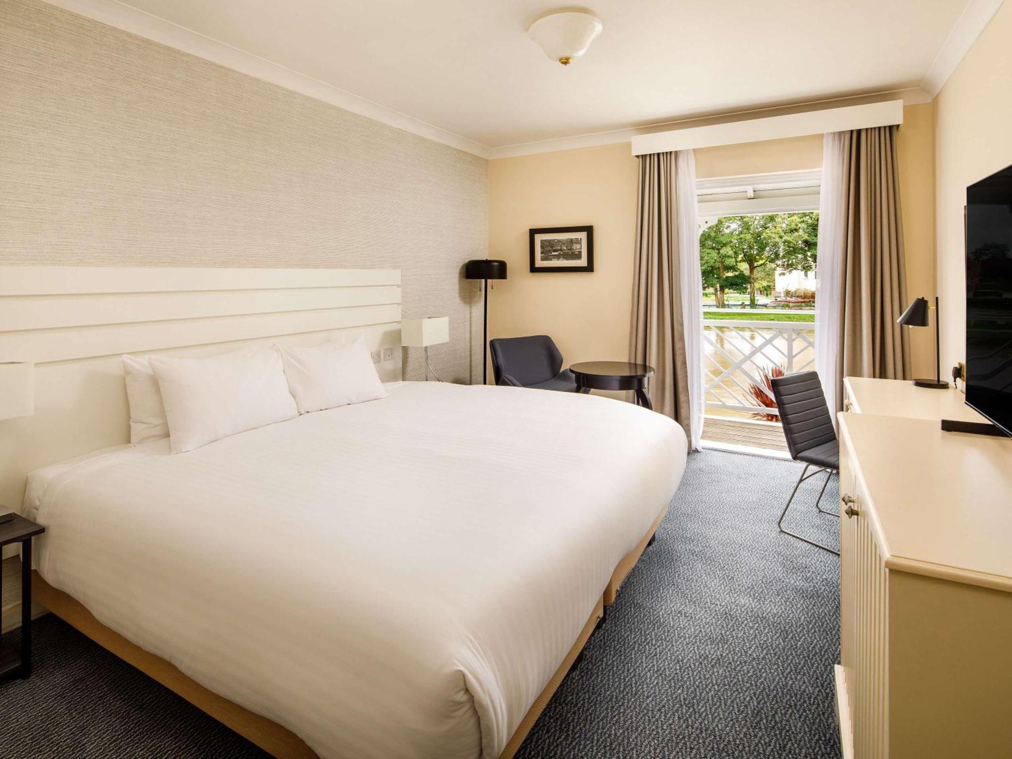 Hotel Sunday London Staines-Upon-Thames Heathrow T5 Esterno foto