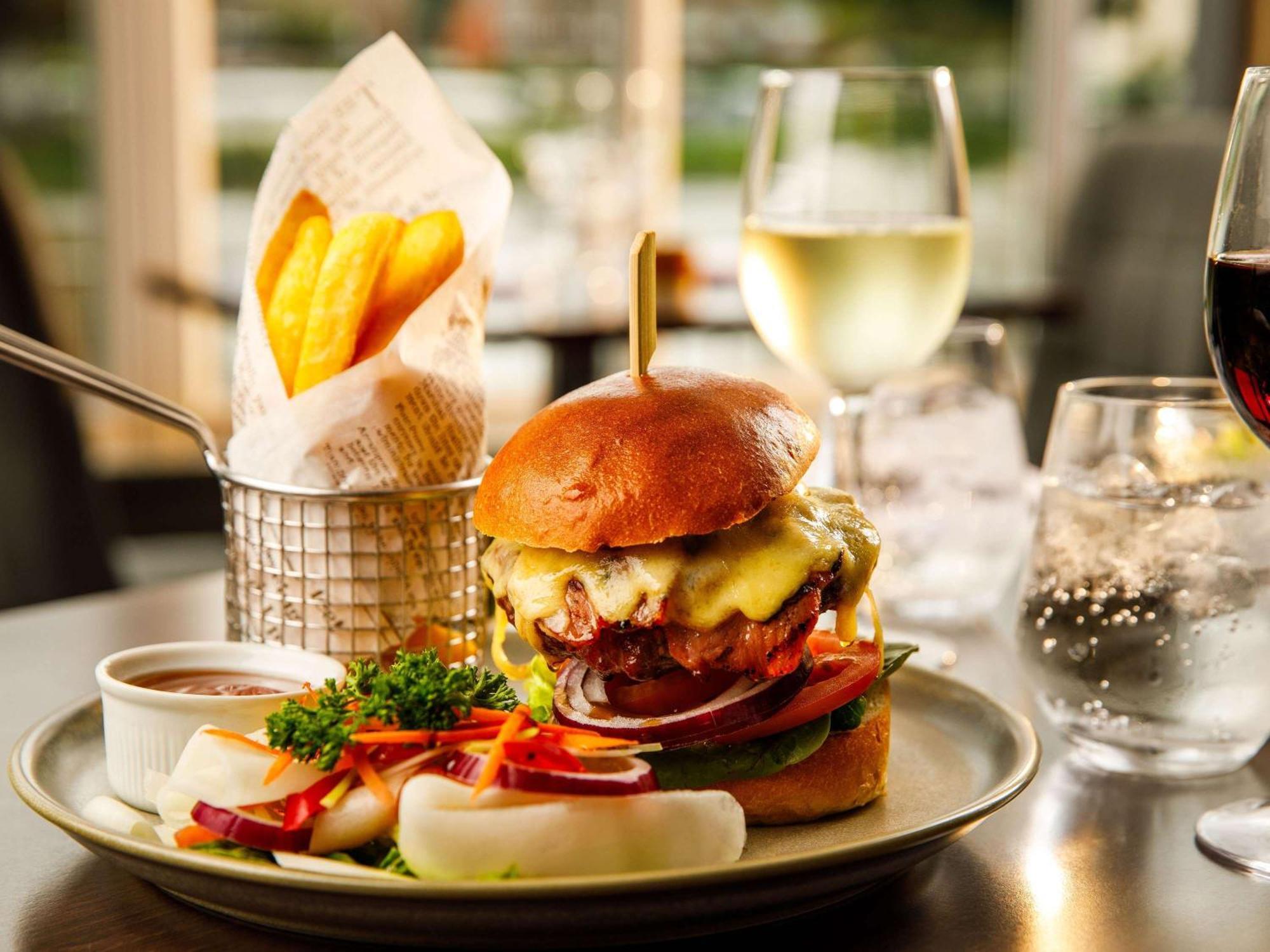 Hotel Sunday London Staines-Upon-Thames Heathrow T5 Esterno foto