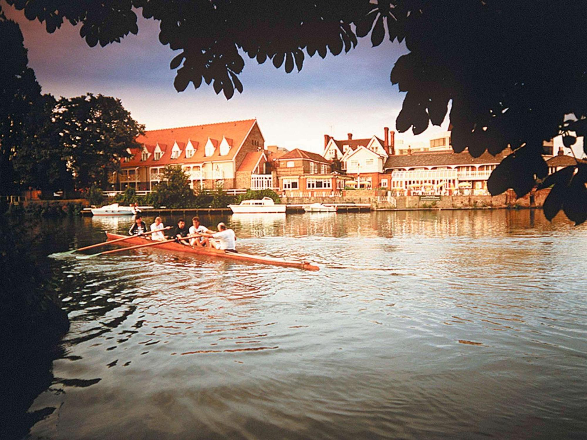 Hotel Sunday London Staines-Upon-Thames Heathrow T5 Esterno foto
