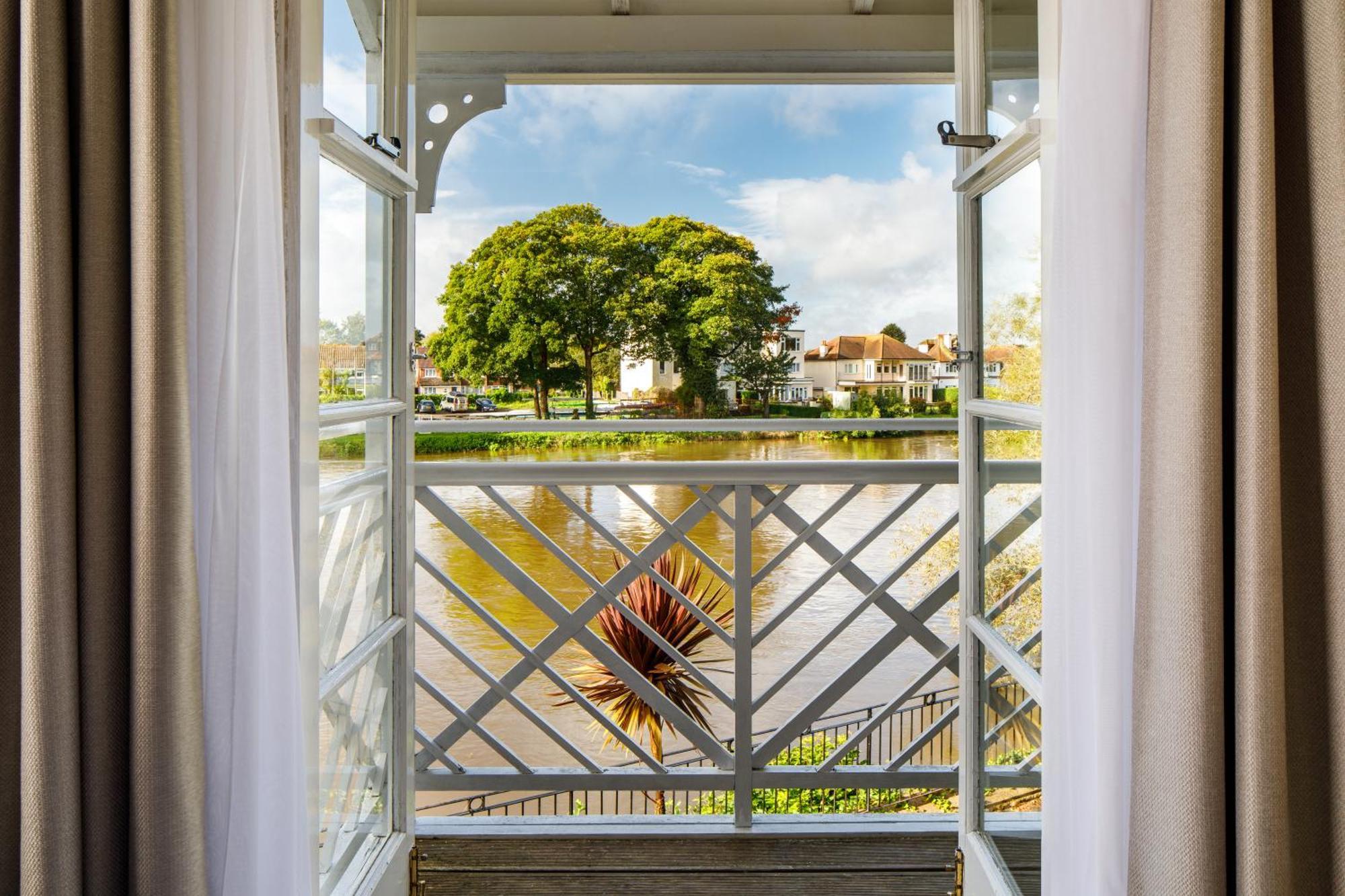 Hotel Sunday London Staines-Upon-Thames Heathrow T5 Esterno foto