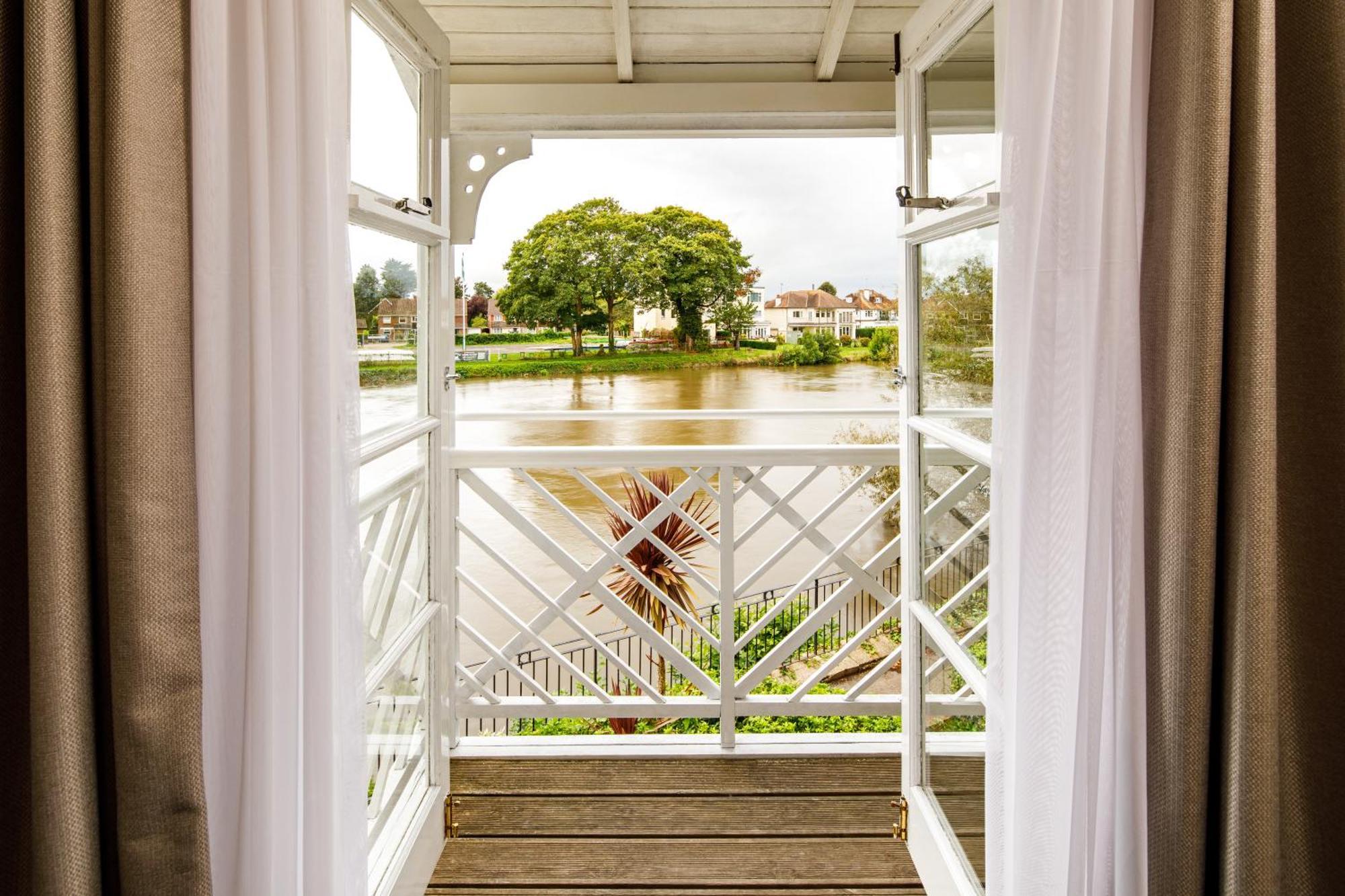 Hotel Sunday London Staines-Upon-Thames Heathrow T5 Esterno foto