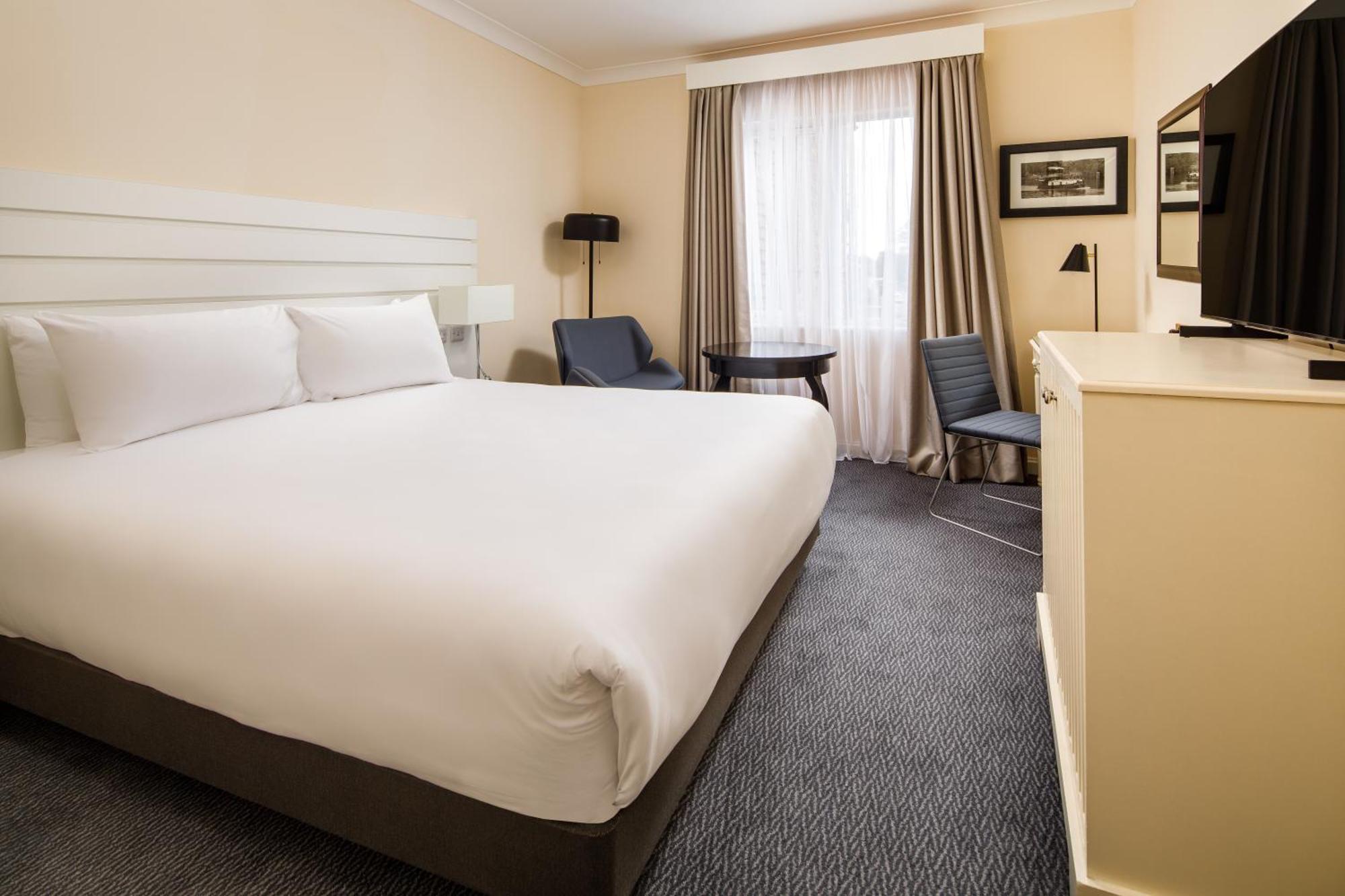 Hotel Sunday London Staines-Upon-Thames Heathrow T5 Esterno foto